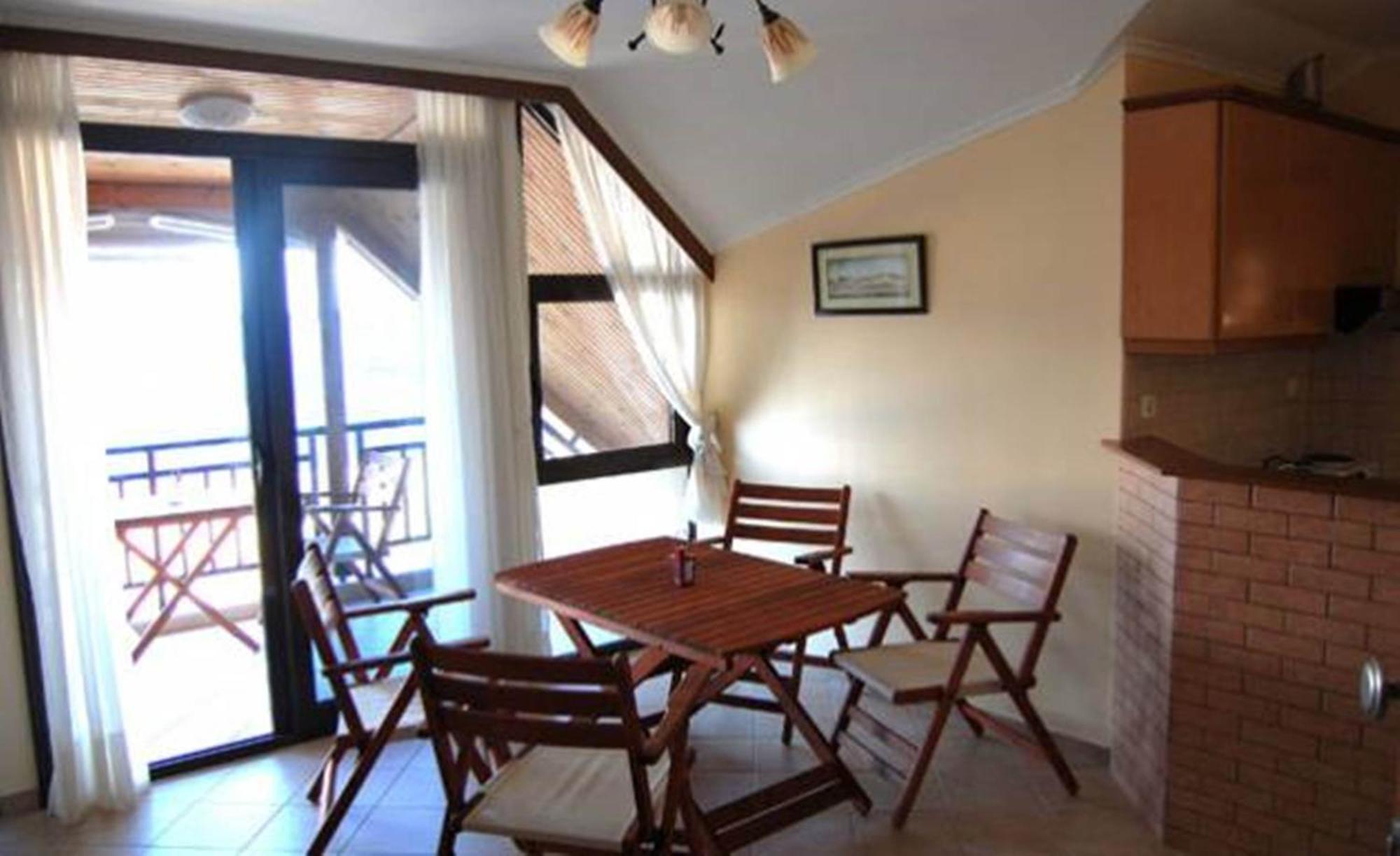 Melachrini Apartments Vrasná Rum bild